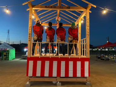 Connect祭りで組み立てられる櫓