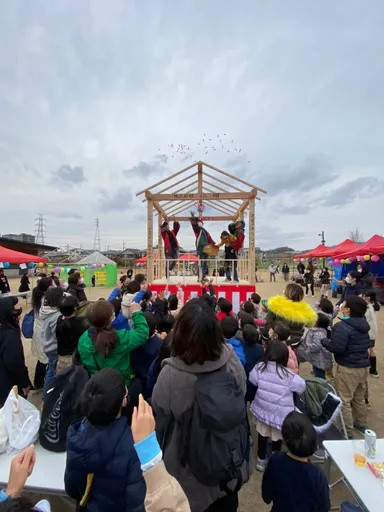 餅撒き(飴を使っております)の様子