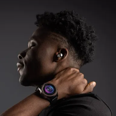 イヤホンをタップして電話応答や音楽再生など操作