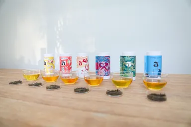 「Beyond the Tea -台湾フルーツ烏龍茶」(左から：パイナップル・ライチ・マンゴー・ピーチ・黄金柚子・巨峰葡萄)