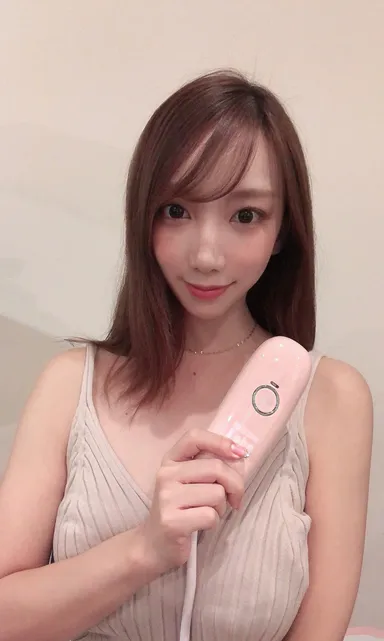 藤田ニコルさんを、 家庭用光美容器「脱毛ラボ・ホームエディション 藤田ニコルさんを、 家庭用光美容器「脱毛ラボ・ホームエディション