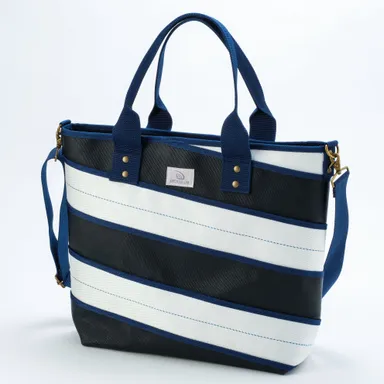 廃棄消防ホースでできた耐久性・耐水性に優れたトートバッグ