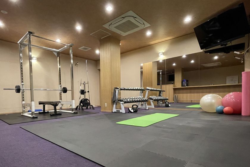 ～温泉旅館と新たにウェルビーイング事業協業を開始～
嬉野温泉にトレーニングルーム「錬-Ren」がオープン！
都内で話題のパーソナルトレーニングジムと提携し
オンライントレーニングも同時スタート