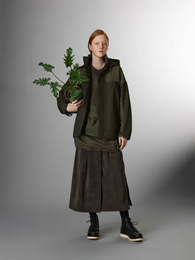 ヨークスリーブブルゾン￥42,900/リブカラーチュニックプルオーバー￥26,400/ミニエプロン￥9,900