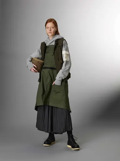 リブカラーベスト￥28,600/フードプルオーバー￥24,200/ミニエプロン￥19,800