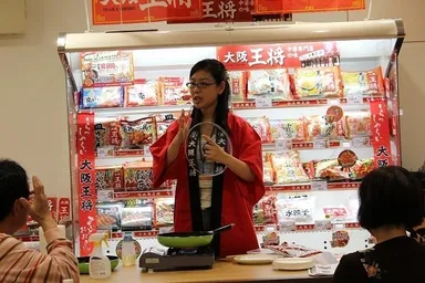 冷凍餃子のプロが焼き方のコツを伝授