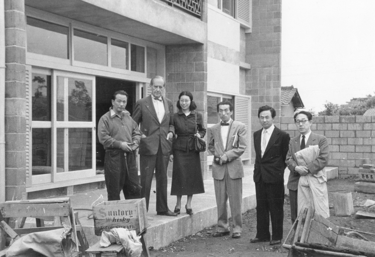 来日時岡本のアトリエを訪れたグロピウス　1954年