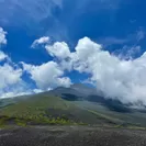 裾野から見上げる富士山