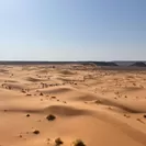 砂丘を列をなして走るランナーたち