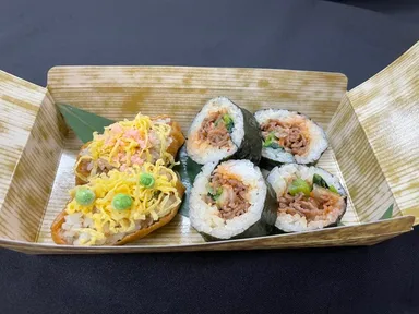 近江牛キンパとそぼろいなり