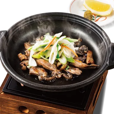 炭火鶏の陶板焼き