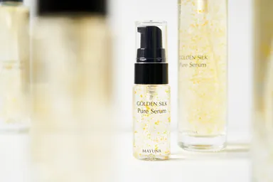 美容液の中に美容オイルの粒が浮かぶ新処方