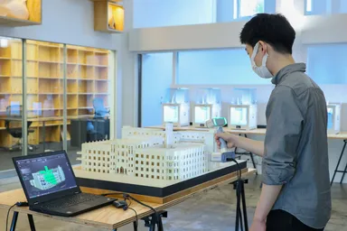 プログラミングしたデザインをCNC加工機で作成する様子