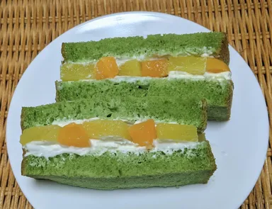抹茶食パンで作ったフルーツサンド