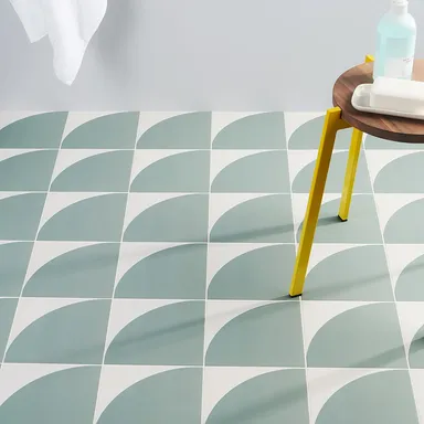 床にも壁にも施工可能(1)