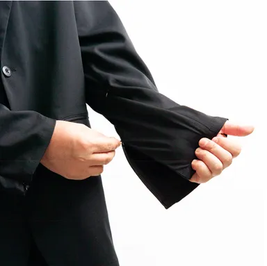 B. 袖のロールアップ仕様