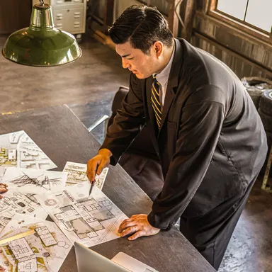 現場でクライアントと打ち合わせ