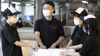 従業員たちと談笑する中條さん