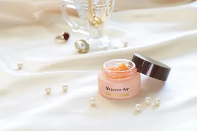 チンクエとはイタリア語で「5」の意味。『チンクエパワーマスク』の名前は、5つのパワフルな機能に着目したエイジングケアクリームからきています