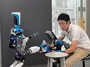 ロボットを操作している様子