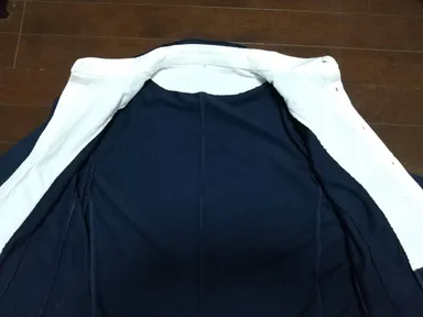 シャツは見える部分のみ