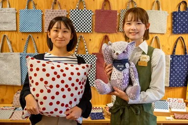 左：山口織物鷹山堂有限会社　齋藤さん、yamagata glam 白丸マネージャー