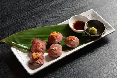 鉄人てまり肉寿司(5貫)