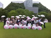 福岡では警固公園で傘を開きました