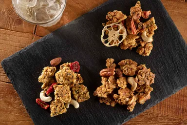 おつまみに合うバジルチーズなど