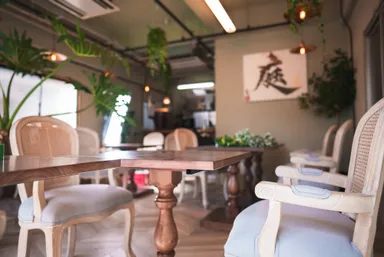 緑でいっぱいの店内