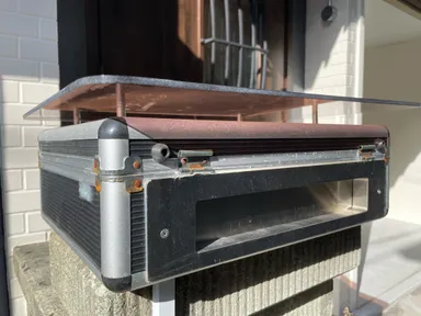 アタッシュケースを再加工した郵便ポスト