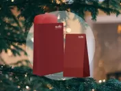 リサイクルペーパーから作られたクリスマスギフト包装