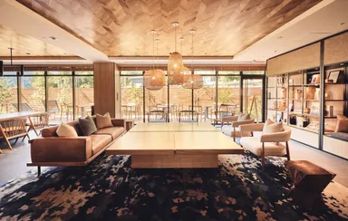 快適な滞在を提供するロビーライブラリー