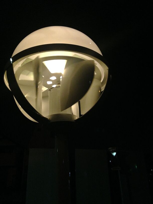 太陽光とそよ風でテラスをライトアップするスタイリッシュな一体型風光発電照明 Tsukiakari Swl 1 を11月18日に発売 プレスリリース コラム ニューズウィーク日本版 オフィシャルサイト