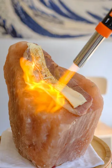 A4等級の黒毛和牛を岩塩上で炙る