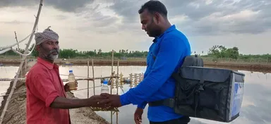 同社が現地エビ養殖場業者に養殖資材を届ける様子