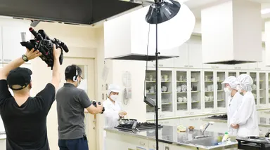 学生が考案したレシピ動画の撮影風景