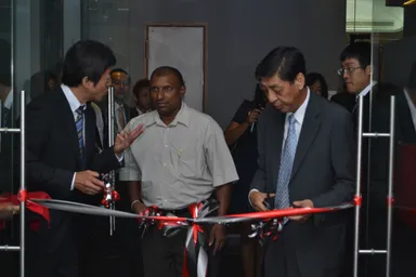 オープニング式典テープカット在スリランカ