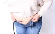 お腹の脂肪が窮屈なパンツ独特の悩み