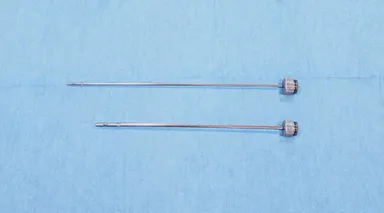 脂肪吸引の手術で用いるカニューレ。通常は真っ直ぐのものが使用される。