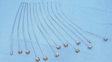 モッズクリニックが試作したカニューレの一部。それぞれ曲がり具合や長さが異なる。