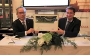 11月9日調印式　調印証書に署名した堀場製作所　足立 正之社長(左)とエールフランスKLM日本・韓国・ニューカレドニア支社長　ギヨーム・グラス(右)