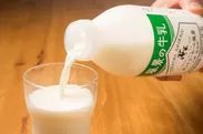 カントリーホーム風景の牛乳