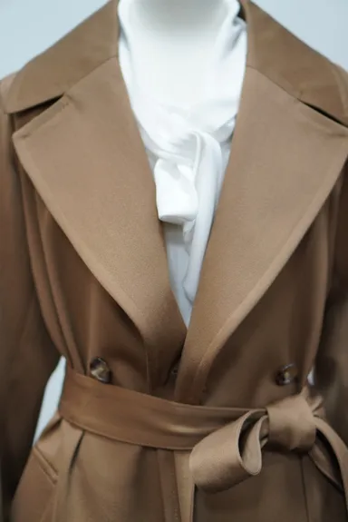 ドレッシーなレディースラップコート_素材はオリジナルのバックサージサテン