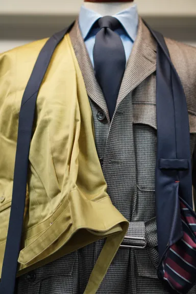 サファリジャケット、グルカパンツ等、オリジナル素材による単品オーダーアイテムが充実