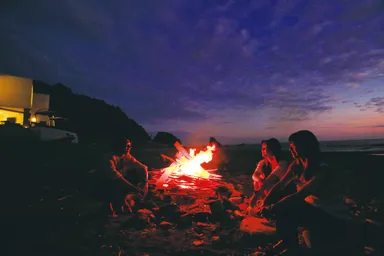 火を囲んで語り合う、素敵な休日