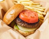 牛と国産牛の合い挽き肉100％の「とろけるハンバーグ」を使用したハンバーガー／フライドポテト付