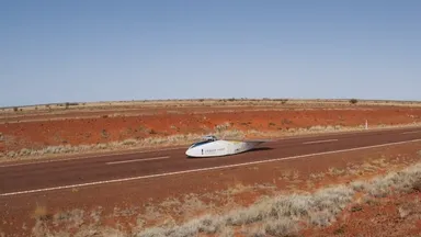 オーストラリア大陸を縦断するソーラーカー