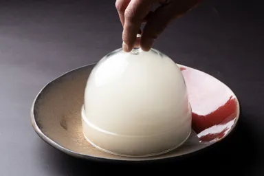 別名“幻の高級魚”、ヤイトガツオを軽く焼き、オリーブのチップでスモーク。ドームを外した時の香りも絶品。