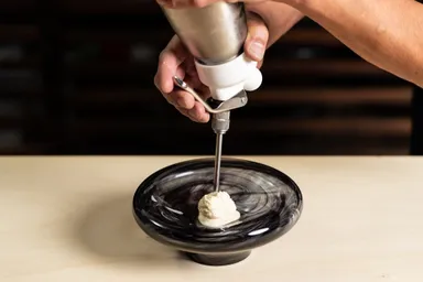 クリームはエスプーマでフワッと軽く。コーヒーソースは液体窒素でシャーベット状に。お口の中でFigo流ティラミスが完成します。